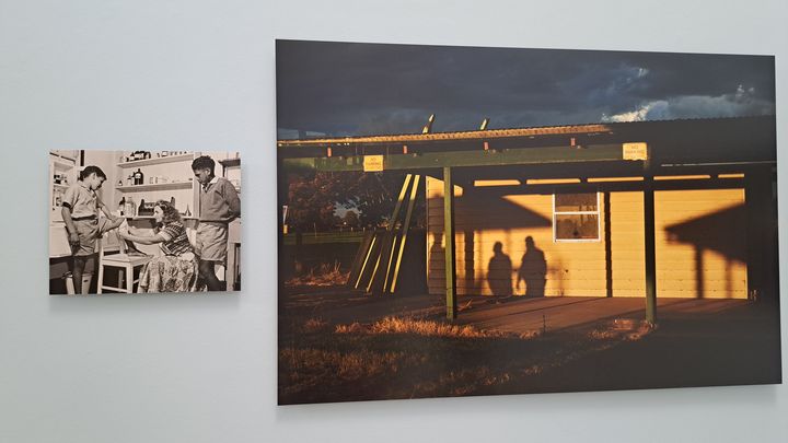 Le travail de la photographe Tace Stevens porte sur les générations volées, ces enfants aborigènes enlevés de force à leurs parents. Arles, août 2025 (ANNE CHEPEAU / FRANCEINFO / RADIO FRANCE)