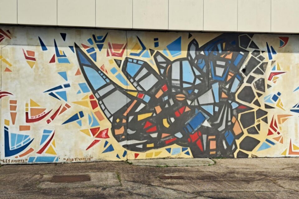 Un rhinocéros coloré a été créé par deux artistes graffeurs, avec les enfants de l'association E. Varlin. 