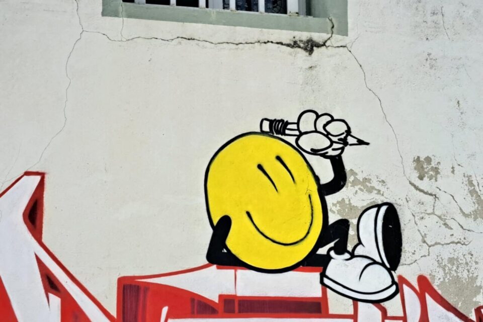 Plusieurs de ces personnages reconnaissables entourent un graff rouge, dans le quartier de l'Eure. 