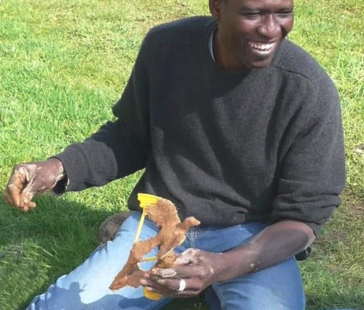 « Depuis l’âge de 7 ans, je travaille le bronze avec mon père » : Le sculpteur Abdoulaye Gandema lève le voile sur ses techniques à Chalais