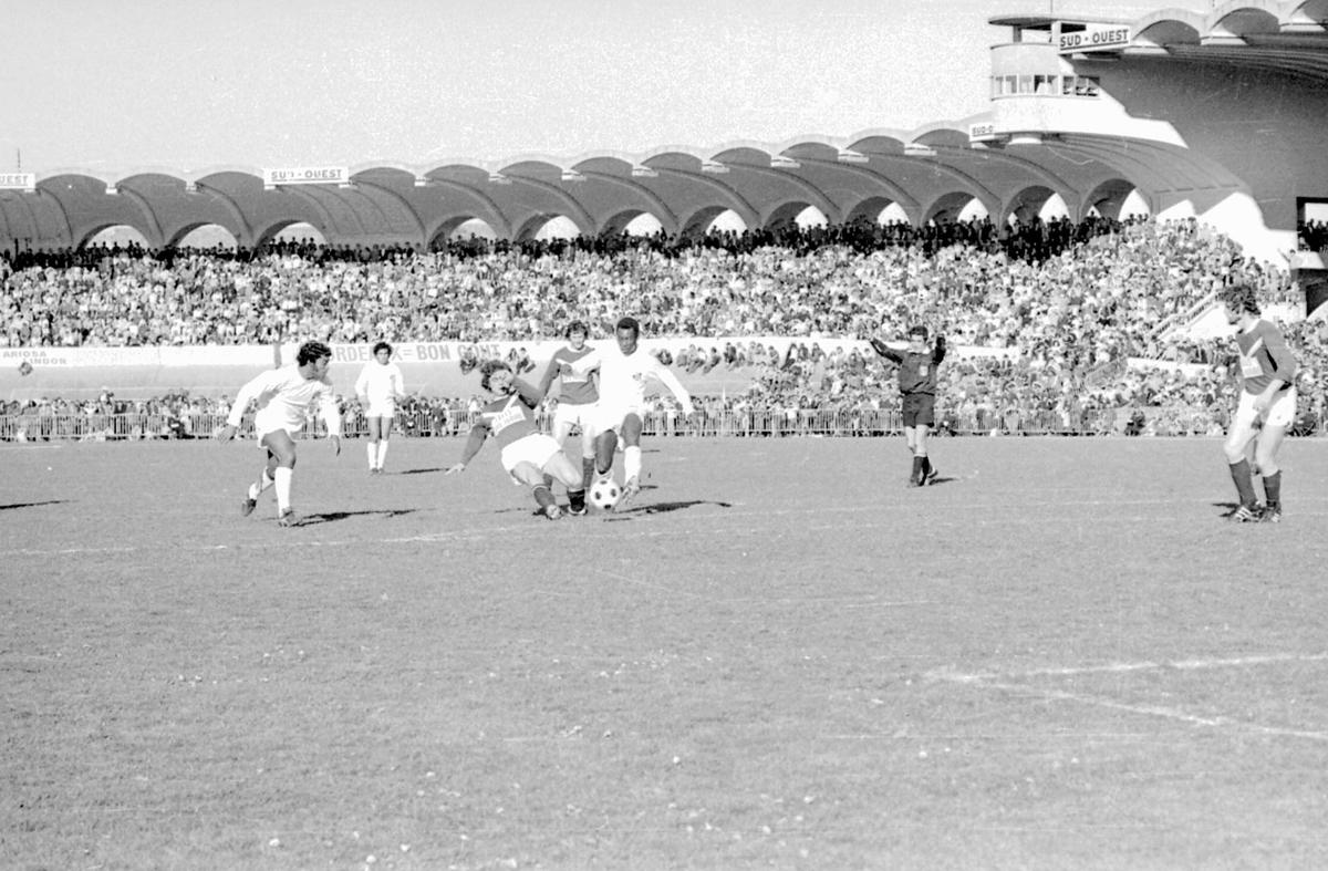 À l'occasion d'un gala sportif de la presse, les Girondins invitent le Santos FC (Brésil). La manifestation est une réelle réussite populaire et sportive.