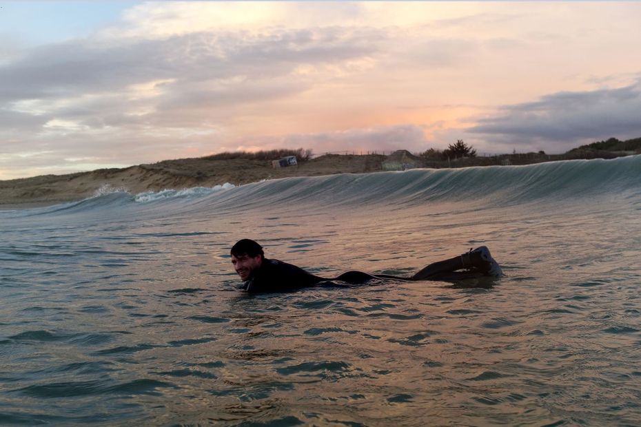Le Barbès Surf Club, "des surfeurs un peu bizarres" échoués à Paris, loin des vagues