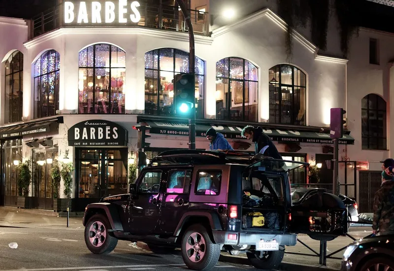 Les voyages prennent quatre, cinq ou six heures de route pour atteindre les spots de surf.