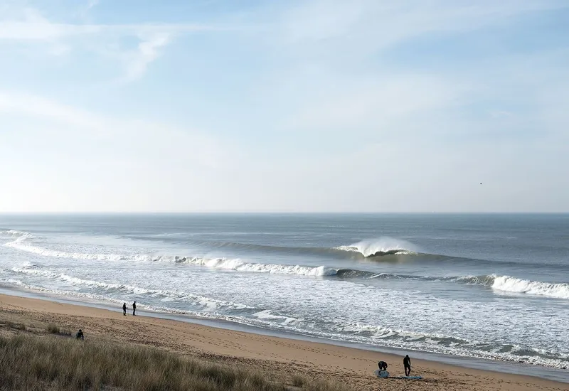 La devise du Barbès Surf Club : "No locals, kooks only", un détournement du "terme utilisé par certains surfeurs pour traiter de blaireaux ceux qui viennent de loin".