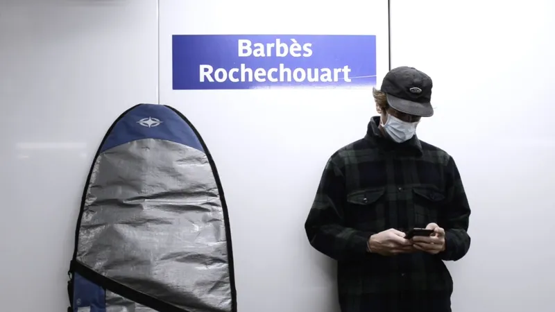 Pour organiser leurs voyages vers les vagues, le Barbès Surf Club se donne rendez-vous au métro, tôt le matin.