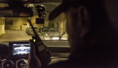 Un vendeur de drogue et sa cliente se livrent à une transaction sous le nez des policiers à Marseille