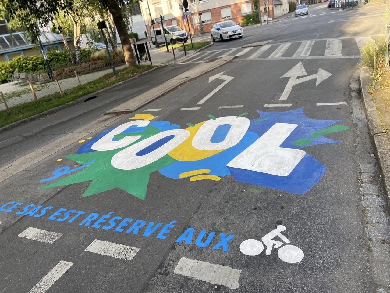 c'est quoi ces tags peints sur les routes, à Rennes ?