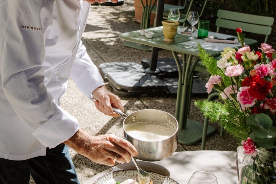 La carte estivale, fraîche, a été imaginée par Nicolas Faujanet, chef exécutif, en collaboration avec Jacques & Laurent Pourcel. 