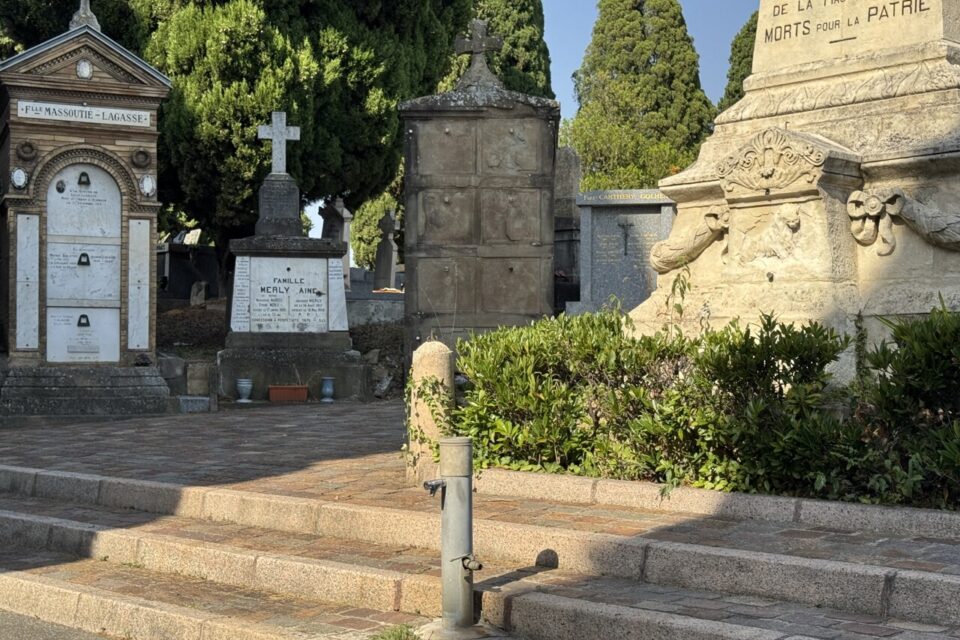 Voici une des fontaines aux milieux des pierres tombales du cimetière.