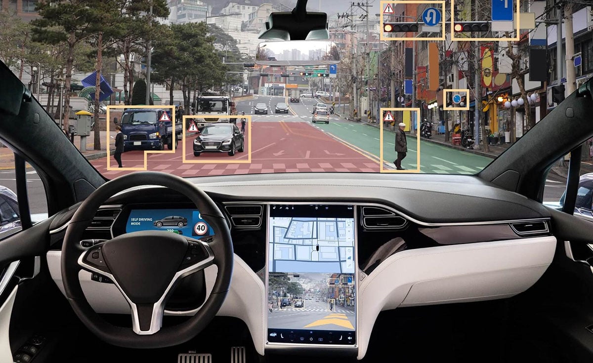 Interface du système de conduite autonome Tesla avec affichage Autopilot en fonctionnement