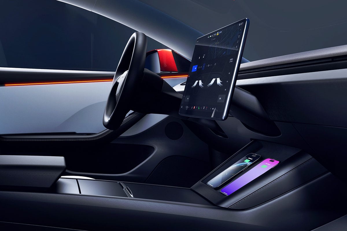 Habitacle de la Tesla Model 3 vu de côté avec volant et écran central