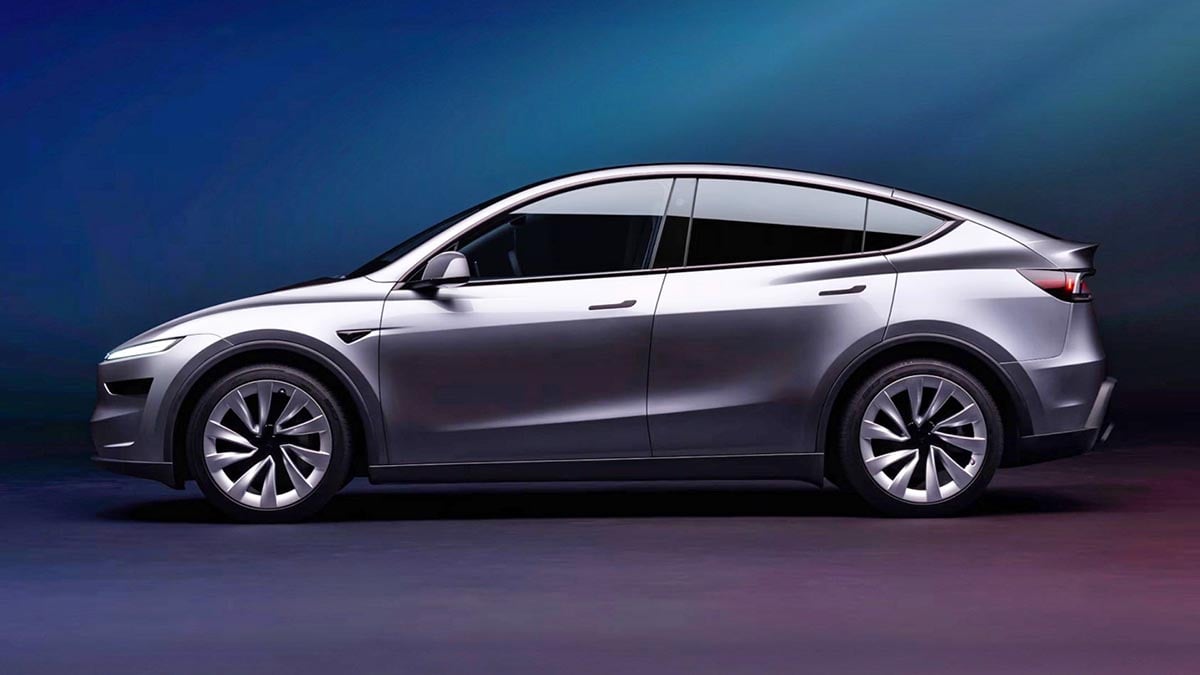 Profil latéral du Tesla Model Y allégé 2025 avec design épuré et jantes simplifiées pour réduire les coûts