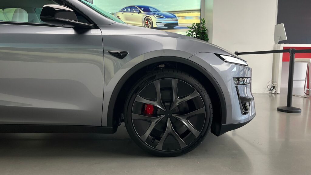 On découvre le nouveau Tesla Model Y Performance // Source : Robin San Vicente pour Numerama