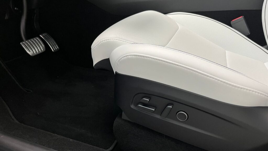 On découvre le nouveau Tesla Model Y Performance // Source : Robin San Vicente pour Numerama