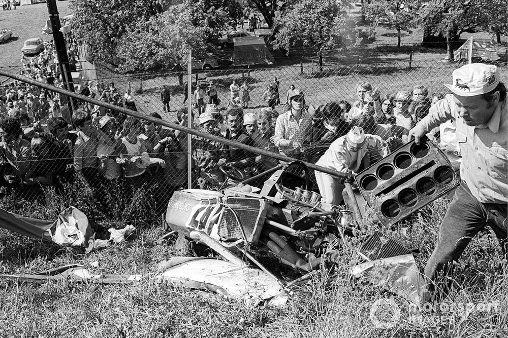 L'épave de la March de Mark Donohue.