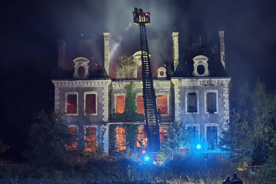 Le château en feu, dans la nuit du 3 au 4 août derniers.