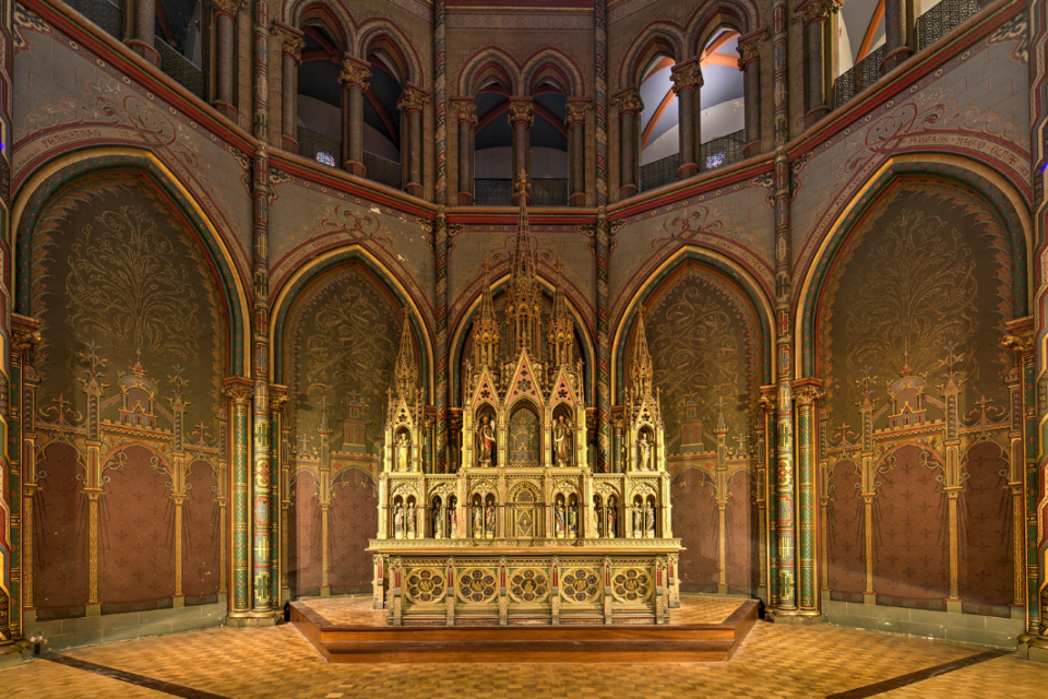 L'autel en forme de chapelle.