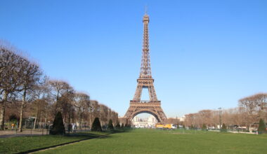 trois hommes arrêtés après avoir grimpé la tour Eiffel, l’un d’eux saute en parachute depuis le sommet