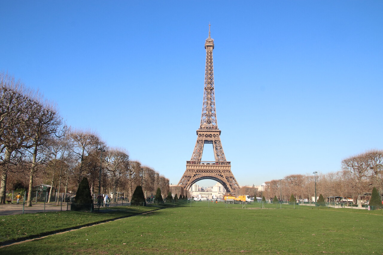 trois hommes arrêtés après avoir grimpé la tour Eiffel, l’un d’eux saute en parachute depuis le sommet