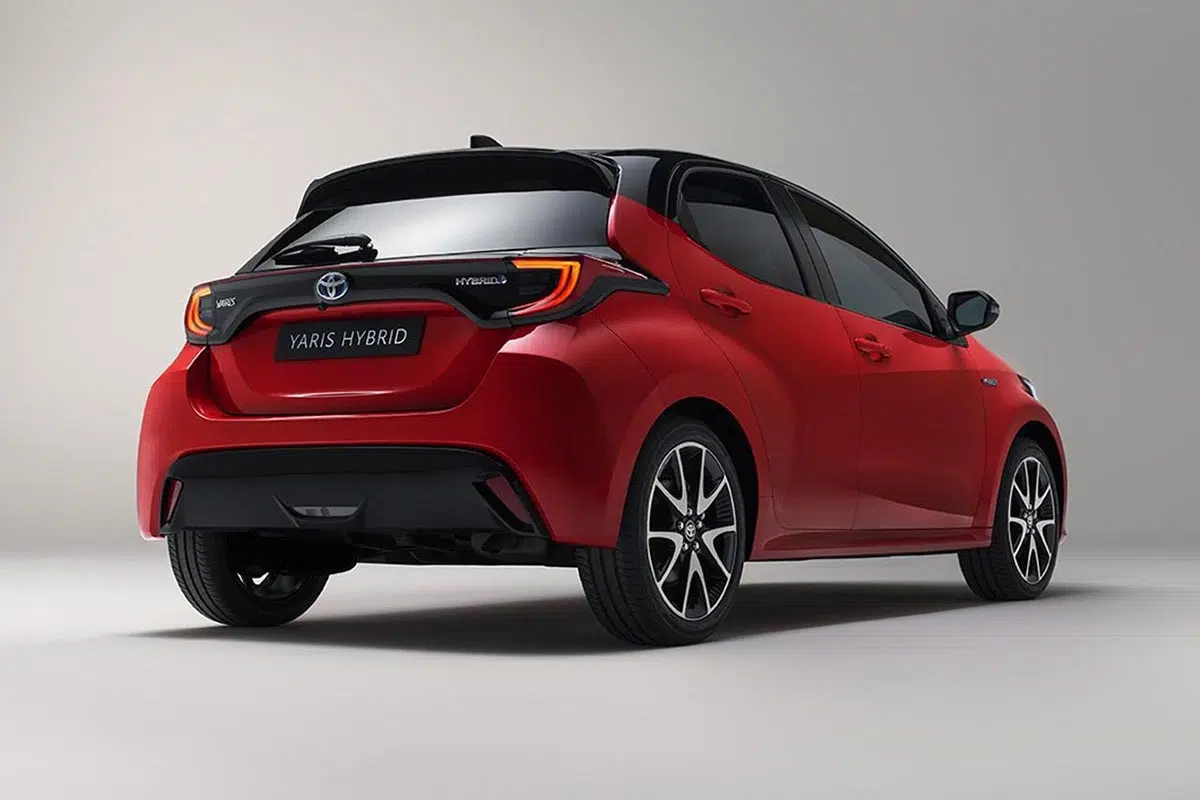 Vue arrière de la Toyota Yaris Hybride 2025 avec feux LED et hayon compact