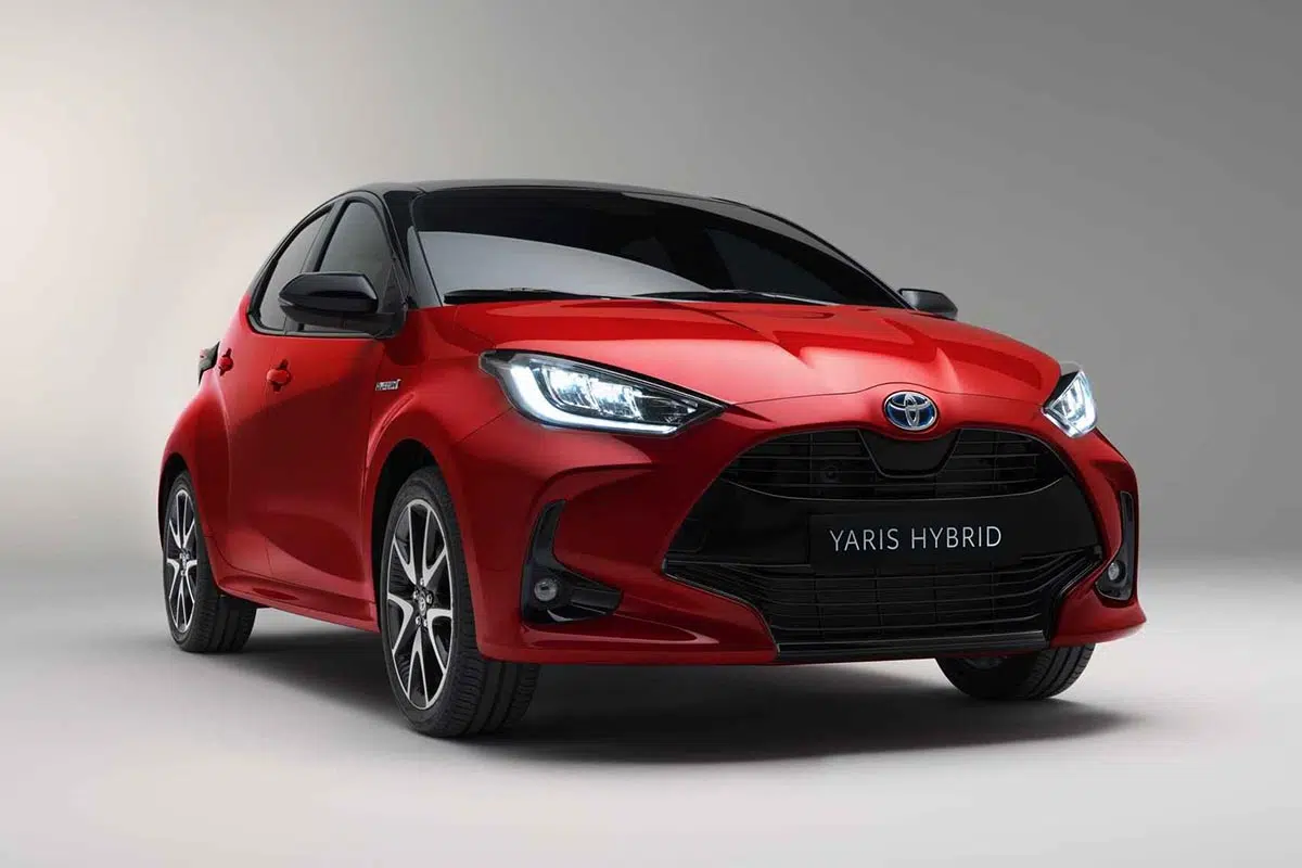 Face avant de la Toyota Yaris Hybride 2025 avec calandre large et signature LED