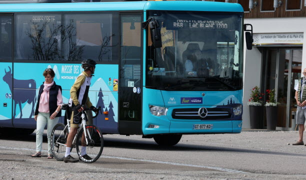 Trains et bus offrent souvent des tarifs attractifs aux étudiants pour se déplacer, comme par exemple la navette des crêtes qui permet de rejoindre les hauteurs durant l'été. Archives Hervé Kielwasser