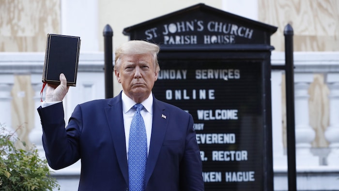 Donald Trump brandissant une bible devant l'église St. John's.