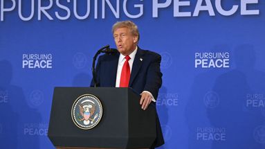 Donald Trump s'est exprimé le 15 aout 2025 en conférence de presse. - ANDREW CABALLERO-REYNOLDS / AFP