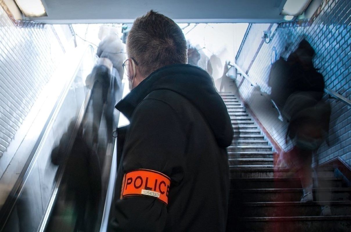 Recherché après avoir éventré un homme dans une discothèque de Bretagne, il est arrêté dans le métro à Paris
