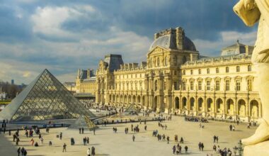 Le musée du Louvre, la cour carrée et la Pyramide