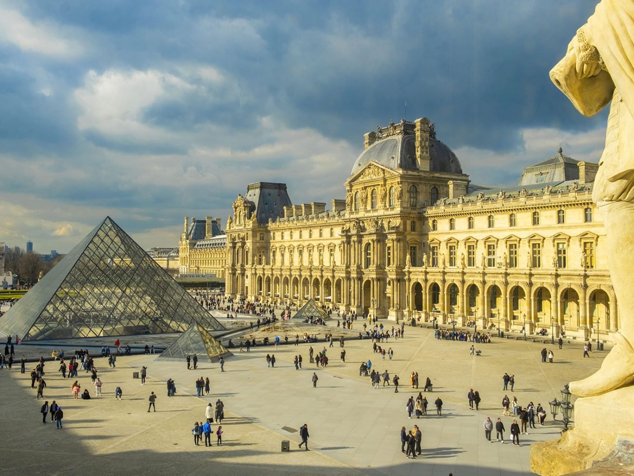 Le musée du Louvre, la cour carrée et la Pyramide