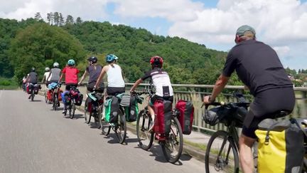 Cyclotourisme : un petit tour de France à vélo, l'aventure au grand air de deux familles sur près 500 km