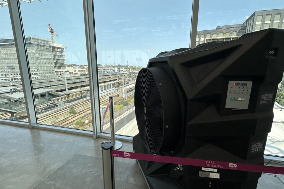 L'un des trois gros ventilateurs qui souffle de l'air sur les passants.