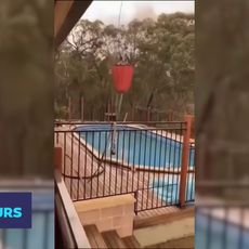 Cette vidéo montre un hélicoptère se servir dans une piscine