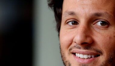 Vianney en plein chantier, le chanteur se filme en train de construire sa cabane dans les bois, un boulot de dingue !