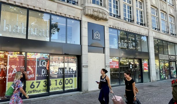 Vide depuis maintenant un an et demi, le numéro 4 de la place peine à retrouver preneur depuis le départ du magasin de mobilier et de décoration Habitat.   Photo Alizée Chebboub-Courtin