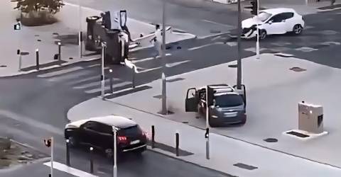 des policiers visés après un tonneau, la scène filmée fait réagir jusqu’aux élus
