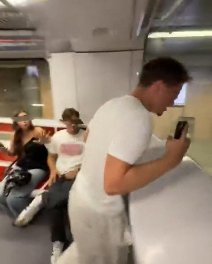 il casse une vitre du métro dans une vidéo virale, la RATP porte plainte