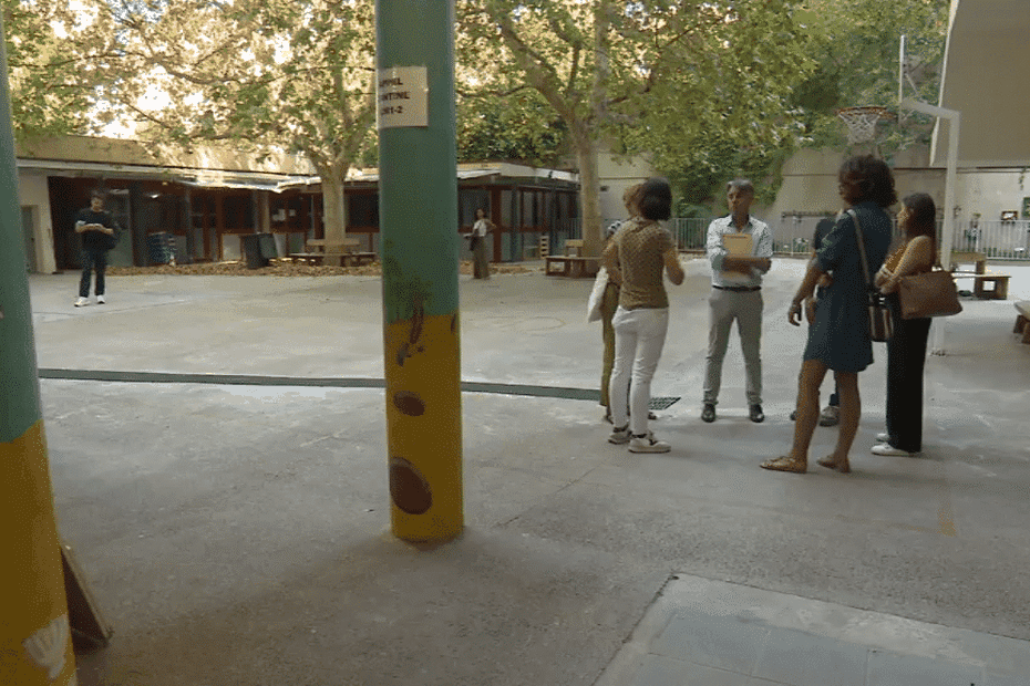 "Ici, 369 000 Euros ont été investis", visite de chantier des écoles rénovées pendant les vacances à Marseille