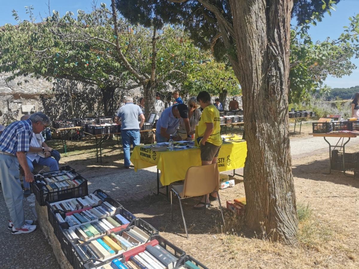 un Normand a découvert la foire aux livres d’Amnesty International