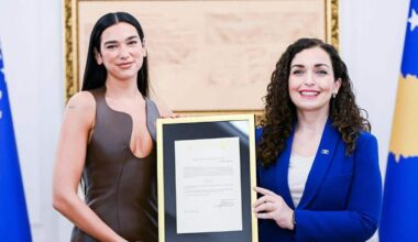 Dua Lipa devient kosovare en hommage à ses parents, la présidente du pays lui remet en personne le sésame : "Bienvenue chez toi, Dua !"
