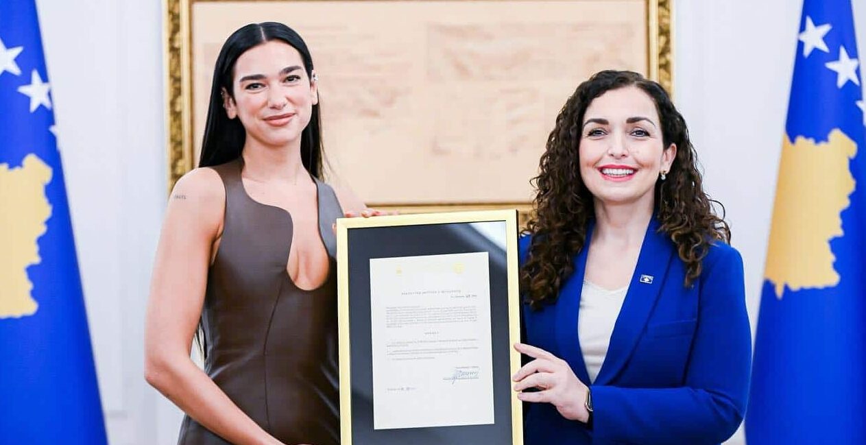 Dua Lipa devient kosovare en hommage à ses parents, la présidente du pays lui remet en personne le sésame : "Bienvenue chez toi, Dua !"
