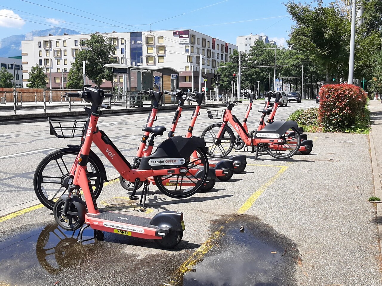 Grenoble. Les nouveaux vélos et trottinettes électriques en libre-service ont trouvé leurs adeptes