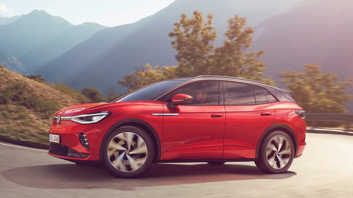 Vue de profil du Volkswagen ID.4 électrique en finition GTX sur route ouverte