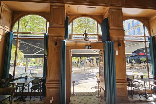 Thomas, Benjamin et Ivana ont repris l’ancien Bistot de Paris place Jean-Jaurès à Saint-Etienne pour en faire le Bistrot de Sainté. (© Mathias Souteyrat / actu.fr)
