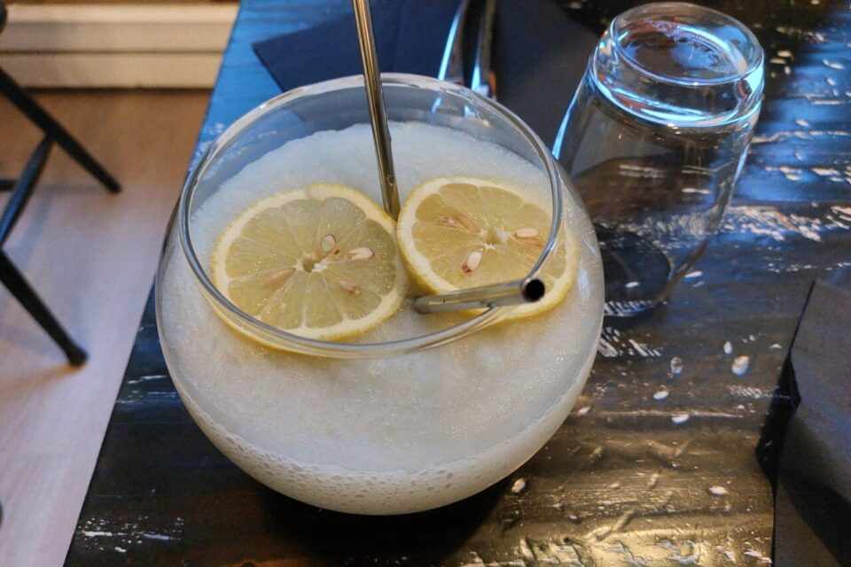 Les frozen maragrita peuvent être servies au verre ou en ballons de un, deux ou trois litres.