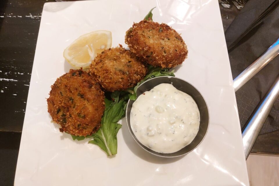 Fondants et faits maisons, les crab cake sont l'une des spécialités du restaurant Holy Moly