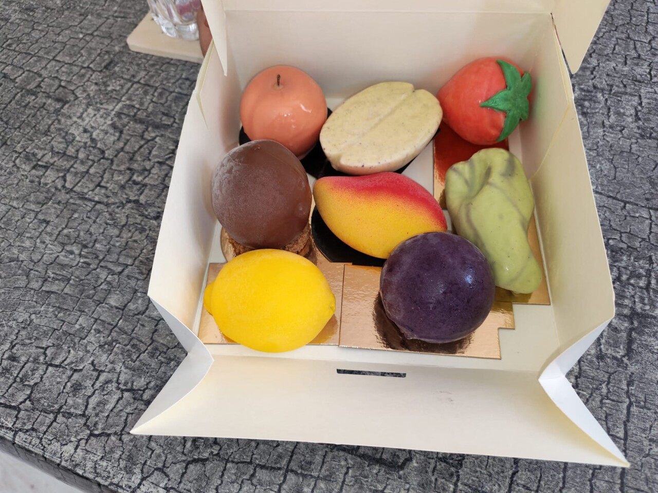 une nouvelle pâtisserie spécialisée dans les trompe-l'œil a ouvert près du centre-ville