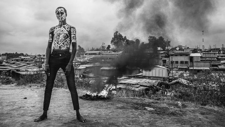 Ajak est arrivé à Kibera après être passé par le camp de réfugiés de Kakuma au nord du Kenya. Cette photographie de Benoit Feron a été prise en octobre 2021, quelques mois à peine avant qu'Ajak, devenu Stagon, réalise son rêve : en juin 2022, il défile à la Fashion Week de Paris pour Jean Paul Gaultier. (BENOIT FERON)
