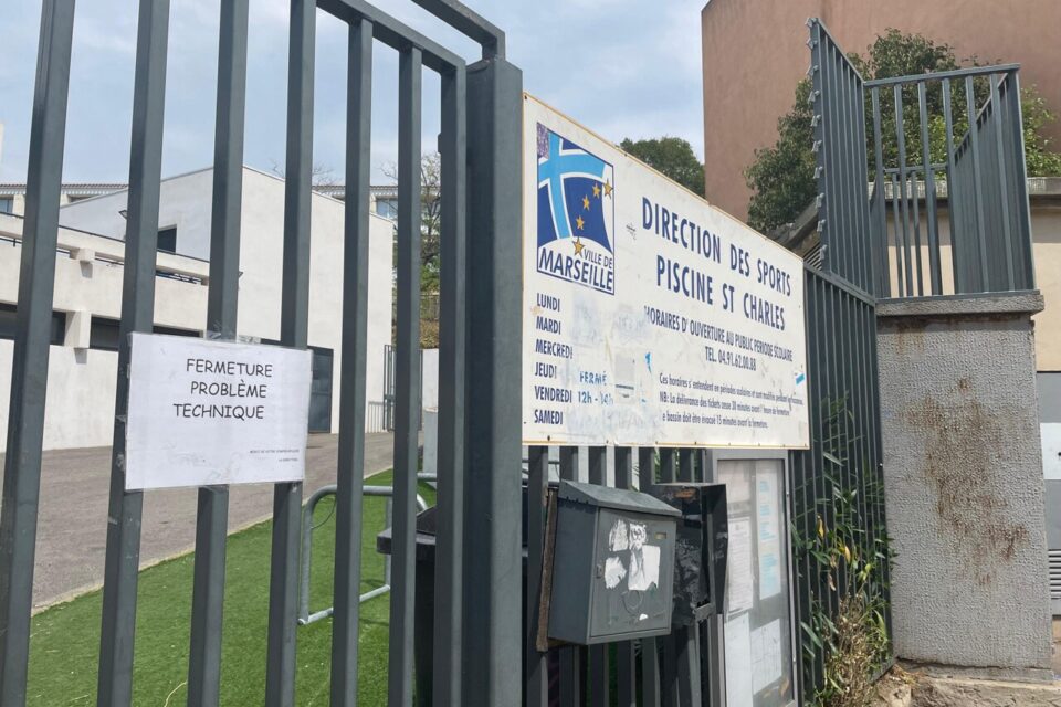 Seul un message sur une feuille indique la fermeture de la piscine.